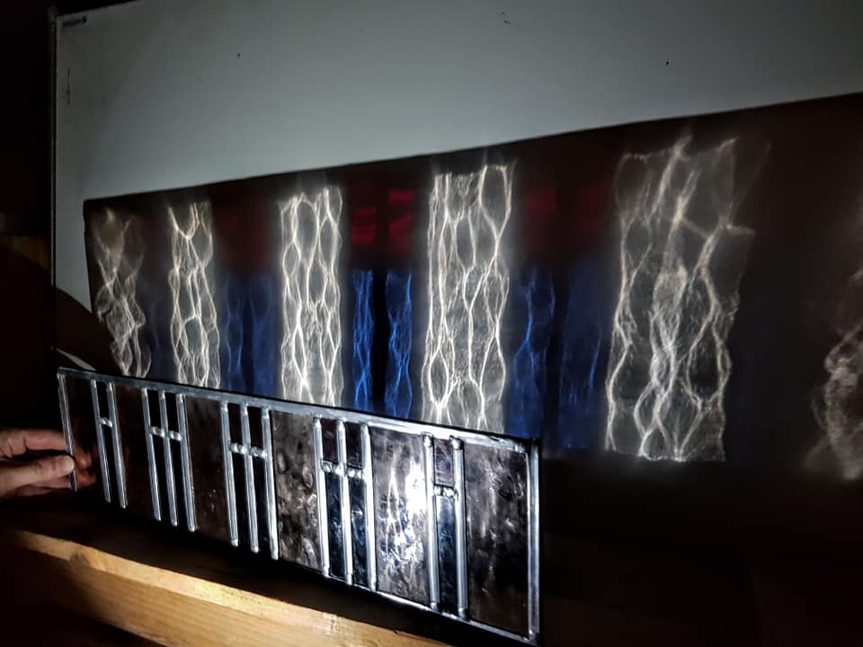 magische lichtval, pianoraampje gemaakt tijdens de glas in lood ambacht cursus